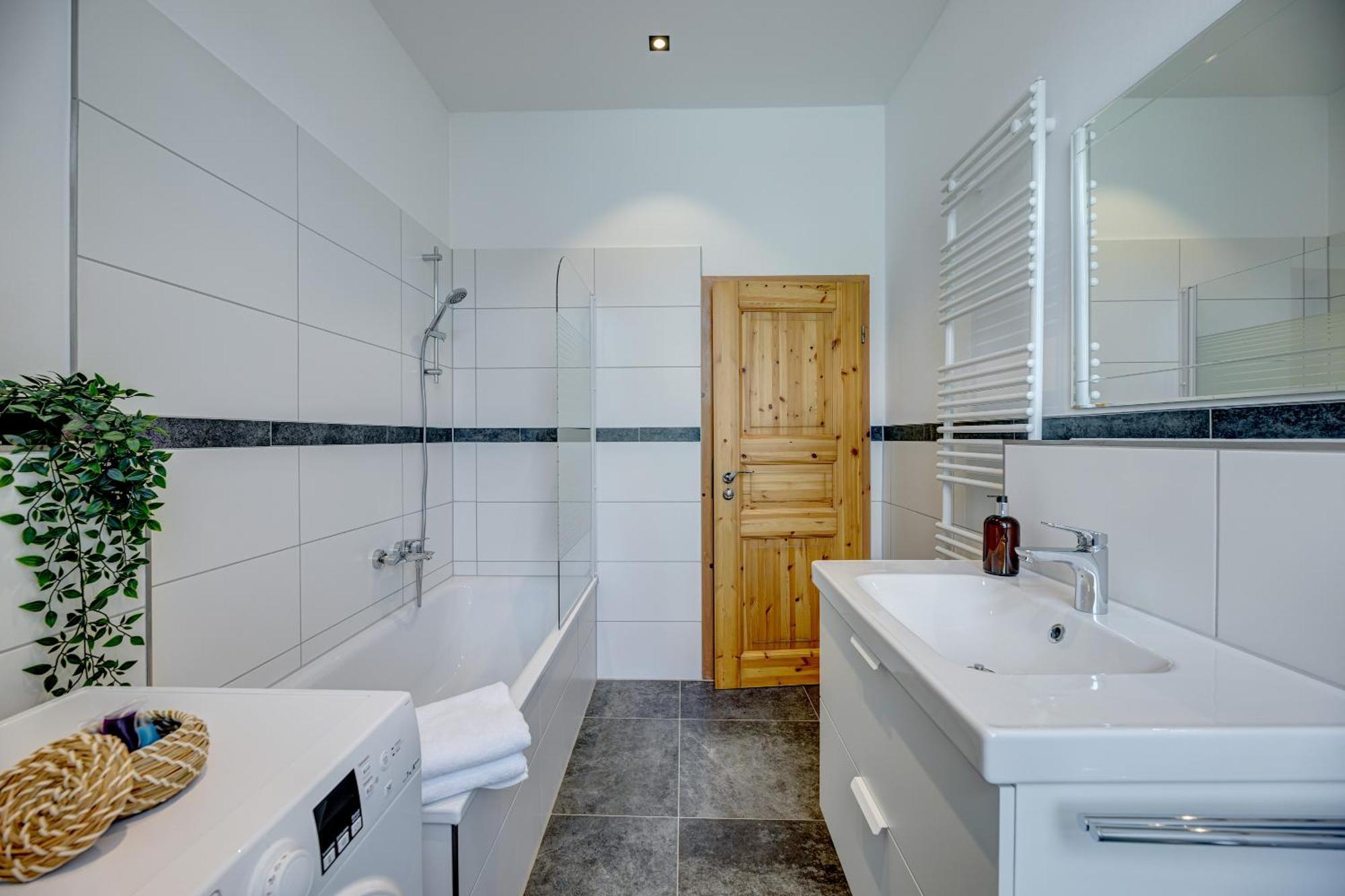 Kaza Guesthouse, Centrally Located 2 & 3 Bedroom Apartments In Augsburgo Exterior foto